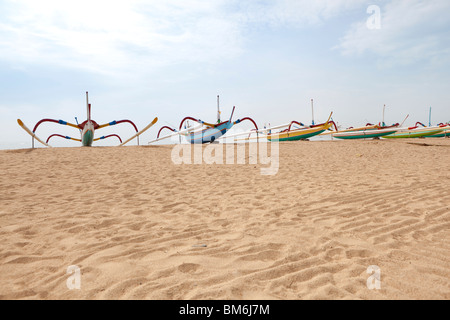 Outrigger tradizionali barche di pescatori sulla spiaggia di Sanur, Bali, Indonesia Foto Stock