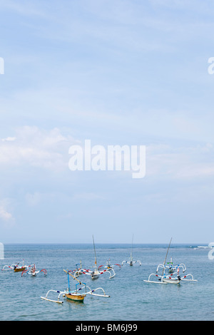 Outrigger tradizionali barche da pesca nell'oceano di Sanur, Bali, Indonesia Foto Stock