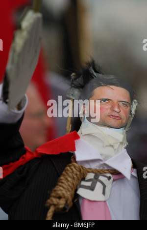 Effige della BNP leader Nick Griffin prima di lui è appeso sulla piazza del Parlamento il giorno di maggio. Foto Stock