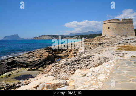 Vista del castello di Moraira attraverso la baia di Ifach Foto Stock