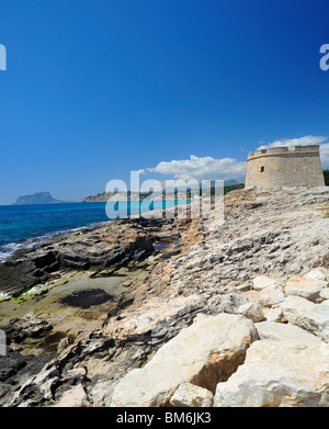 Vista del castello di Moraira attraverso la baia di Ifach Foto Stock