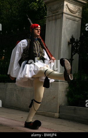 Cambiare la protezione dell'Evzones davanti al Palazzo Presidenziale di Atene in Grecia. Foto Stock