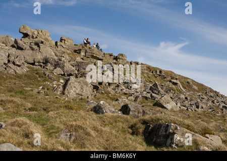 La Gente seduta sul vertice del Pan di Zucchero, le montagne nere, Wales, Regno Unito, Europa Foto Stock