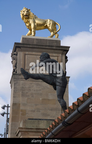 Statua di un giocatore di rugby e un Leone d'oro al di fuori del campo di rugby di Twickenham Twickenham West London REGNO UNITO Foto Stock