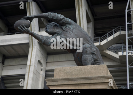 Statua di un giocatore di rugby al di fuori del campo di rugby di Twickenham Twickenham West London REGNO UNITO Foto Stock