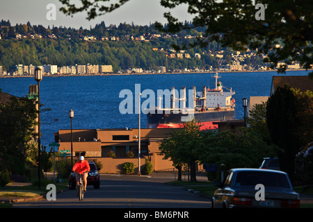 Granella nave cargo ormeggiato Magnolia Bluff nella Baia di Elliott con West di Seattle in distanza, Seattle, Washington Foto Stock