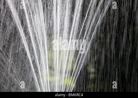 Un giardino fontana in Holehird Gardens, Windermere, Cumbria, Regno Unito. Foto Stock