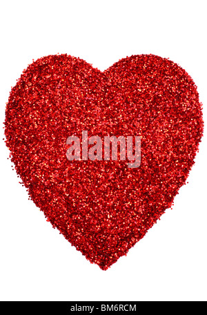 Forma di cuore realizzato dal glitter rosso su sfondo bianco Foto Stock