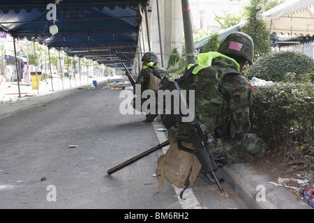 Il 19 maggio, la dimostrazione con le Camicie Rosse, un governo anti movimento in Thailandia, è stata terminata da un assalto militare. Foto Stock