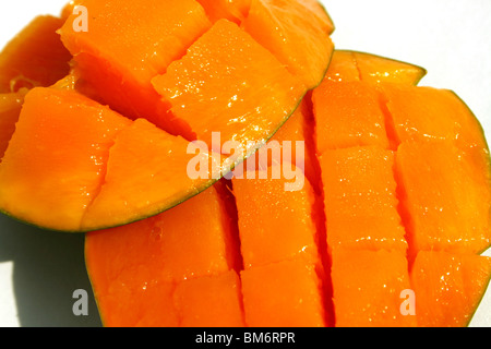 Fettine di mango e cubetti isolati Foto Stock