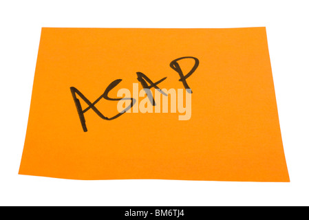 Parola di ASAP scritto su un adesivo nota Foto Stock