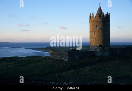 Doonagore castello nei pressi del villaggio di Doolin nella contea di Clare sulla costa occidentale dell'Irlanda. Foto Stock