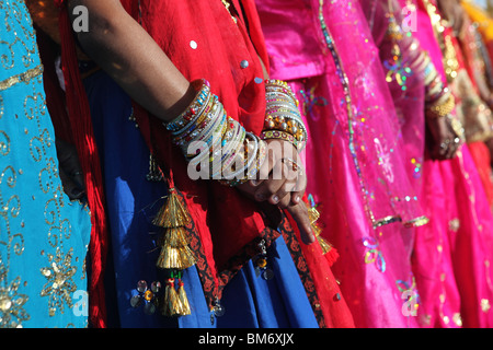 Giovani donne indiane competere per il miglior vestito al 2009 Marwar Festival tenutosi nello stadio di Jodhpur, Rajasthan, India. Foto Stock
