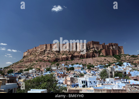 Vista di Jodhpur, conosciuta anche come la città blu mostra il Forte Mehrangarh incoronazione la città nel Rajasthan, India. Foto Stock