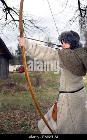 Viking rievocazione storica. Giovane femmina medievale Archer. Ale Viking Village, Svezia Foto Stock