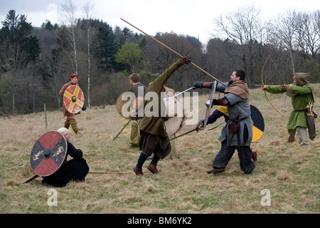 Rievocazione storica. Viking guerrieri in battaglia. Ale Viking Village, Svezia Foto Stock