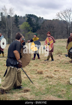 Rievocazione storica. Guerrieri Vichinghi la preparazione per la battaglia. Ale Viking Village, Svezia Foto Stock