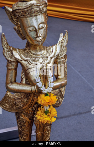 Thailandia, Bangkok, Golden Angel statua al Golden Mount temple Foto Stock