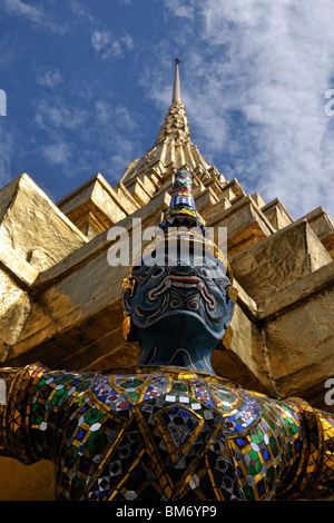 Thailandia, Bangkok, Grand Palace e il Tempio del Buddha di Smeraldo, Yaksha il supporto di golden chedi Foto Stock