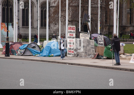 Anti-guerra di manifestanti e l'Accampamento della pace, la piazza del Parlamento, Westminster, Londra, Inghilterra. Foto Stock
