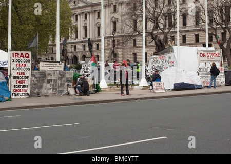 Anti-guerra di manifestanti e l'Accampamento della pace, la piazza del Parlamento, Westminster, Londra, Inghilterra. Foto Stock