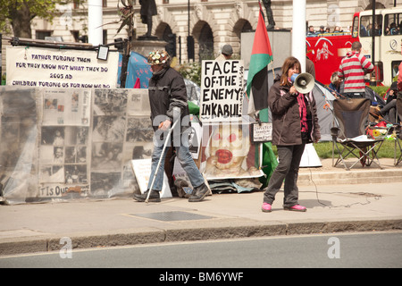 Anti-guerra di manifestanti e l'Accampamento della pace, la piazza del Parlamento, Westminster, Londra, Inghilterra. Foto Stock