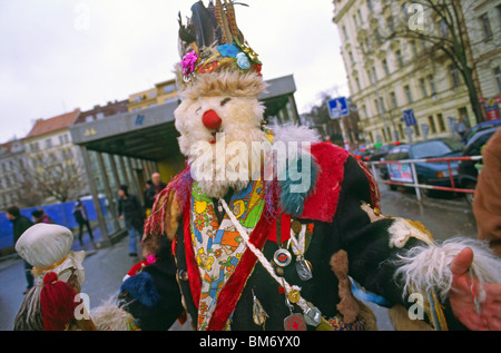 Il tradizionale carnevale (ceco: masopust) sfilano in Praga quartiere Zizkov inizia sulla Jiriho z Podebrad quadrato su 5 Februa Foto Stock