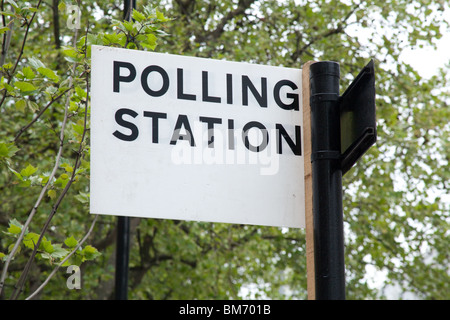 Stazione di polling segno, Londra, Inghilterra. Foto Stock