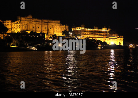 Vista notturna isualizzare oltre il Lago Pichola verso il palazzo della città in Udaipur, Rajasthan in India. Foto Stock