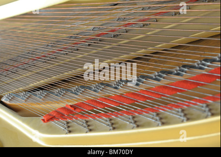 All'interno di un pianoforte. Una foto da vicino, colore naturale Foto Stock