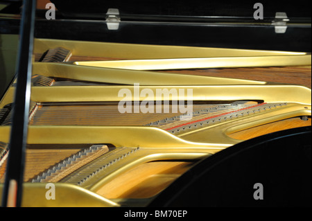 All'interno di un pianoforte. Una foto da vicino, colore naturale Foto Stock