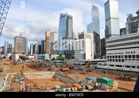 Opere di bonifica, operai, gru e bulldozer, nella parte anteriore dei grattacieli di Central, Hong Kong, Cina Foto Stock