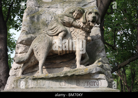 Monumento a Barry il San Bernardo, inizi del XIX secolo Mountain Rescue cane, al Cimetière des chiens d'Asnières-sur-Seine Francia Foto Stock