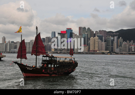 Aqua Luna tourist junk avvicinando il Tsim Sha Tsui Promenade Pier, il Victoria Harbour, Kowloon, Hong Kong, Cina Foto Stock