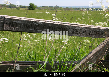 Un 'No sentiero pubblico Tenere fuori' segno su un cancello nella campagna inglese. Foto Stock