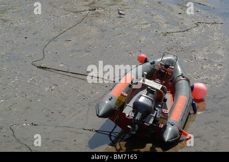 Scialuppa di salvataggio cordato a bassa marea Foto Stock