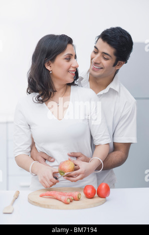 Giovane romancing in cucina Foto Stock