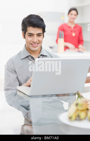 Uomo al lavoro su un notebook Foto Stock