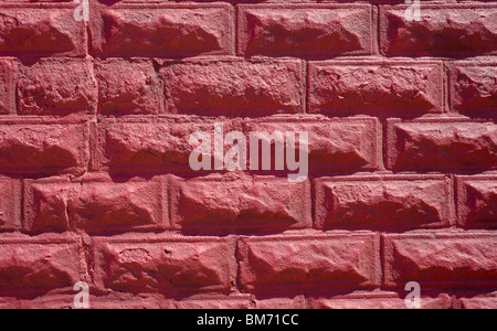 Un close-up di brillanti rosso-parete di pietra, parte del vecchio rosso mattone, in tre fiumi, Nuovo Messico. Foto Stock
