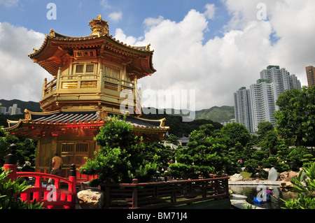 Pagoda oro Lotus Pond, con bambù hat giardiniere, guardando a nord di Kowloon colline, Chi Lin Monastero, Diamond Hill, Hong Kong Foto Stock