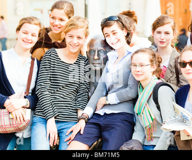 Malaga, provincia di Malaga, Costa del Sol, Spagna. Gruppo di studenti riuniti intorno a statua di Pablo Picasso in Plaza de la Merced Foto Stock