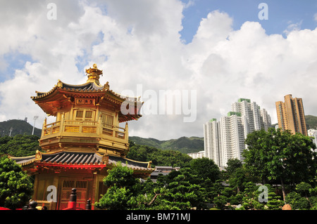 La pagoda dorata ("Pavilion di perfezione assoluta") che si eleva al di sopra del verde del Giardino Nan Lian, Chi Lin Monastero, Hong Kong Foto Stock