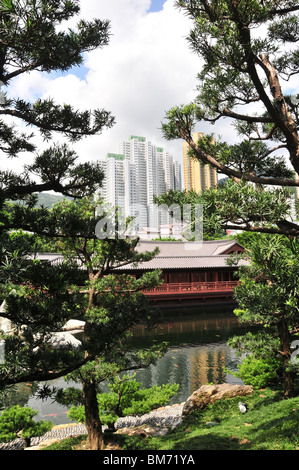 Ritratto attraverso gli alberi di pino della Blue Pond e Pino Teahouse, Giardino Nan Lian, Chi Lin Monastero, Diamond Hill, Kowloon Foto Stock