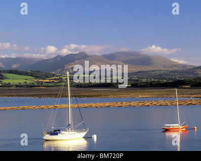 Barche ormeggiate sul MENAI STRAIT con Lavan Sands e le montagne del Parco Nazionale di Snowdonia sulla terraferma visto da Beaumaris Anglesey North Wales UK Foto Stock