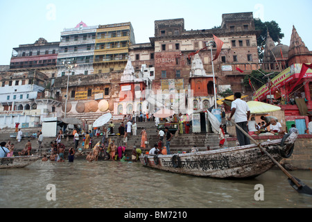 Vista dei ghats ( scale ) dal sacro Fiume Gange a Varanasi o Benares o Banaras, Uttar Pradesh, India. Foto Stock