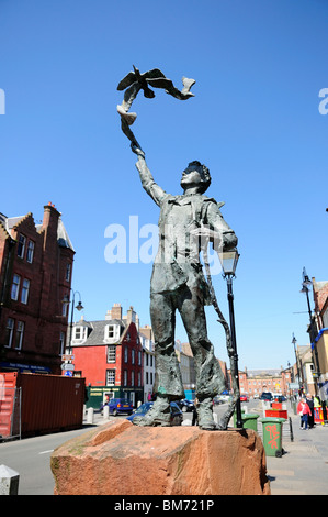 Statua raffigurante John Muir come un ragazzo, Dunbar High Street in Scozia. Foto Stock