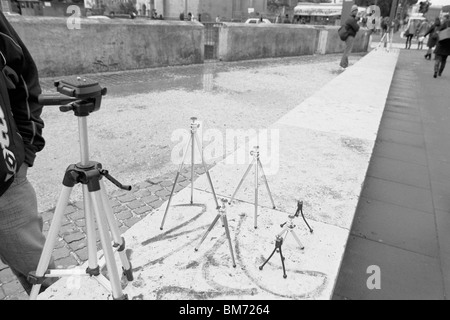 Roma, Italia, 30 Gennaio 2010 -- telecamera cavalletti in vendita vicino al Colosseo, acquisiti in bianco e nero su Agfa APX 100 negativo Foto Stock