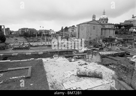 Roma, Italia, 30 Gennaio 2010 -- Foro Romano sotto il Palantine Hill, acquisiti in bianco e nero su Agfa APX 100 fil negativa Foto Stock