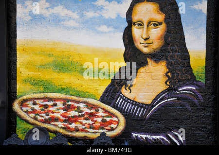 Mona Lisa image​ al Lombardi's Pizzeria in Little Italy, New York City, si dice essere la più antica pizzeria d'America. Foto Stock