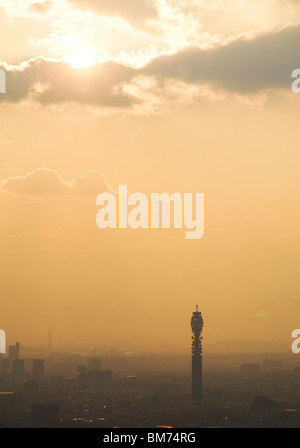 BT Telecom tower è visto al tramonto dalla cima del grattacielo Gherkin nella city di Londra, Regno Unito Foto Stock